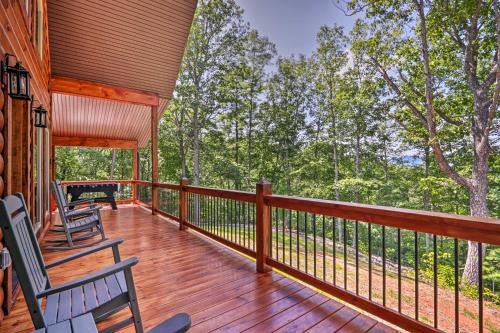 Sevierville Cabin Deck with Foosball and Hot Tub! in ชานเมืองพีเจี้ยน ฟอร์จ Sevierville Cabin Deck with Foosball and Hot Tub! in ชานเมืองพีเจี้ยน ฟอร์จ