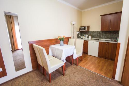 Hotel Viktoria in ซาร์วาร์ Hotel Viktoria in ซาร์วาร์