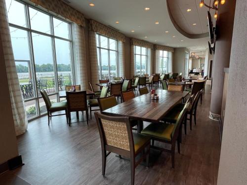 Restaurant, Holiday Inn Owensboro Riverfront By IHG in Owensboro (KY) Restaurant, Holiday Inn Owensboro Riverfront By IHG in Owensboro (KY)