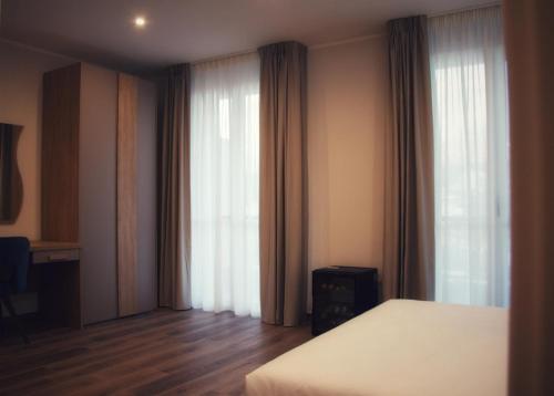 Twin Room with Private Bathroom image 2