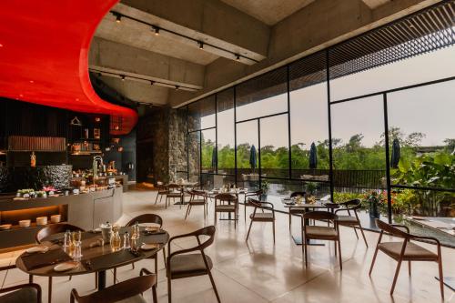 מסעדה, Radisson Resort and Spa Lonavala in לונבאלה מסעדה, Radisson Resort and Spa Lonavala in לונבאלה