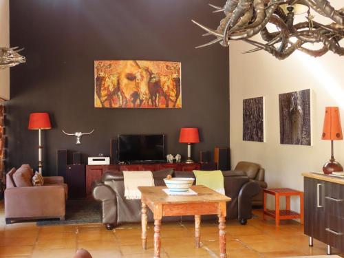 Zajednički dnevni boravak / prostorija s TV-om, Sunset Lodge & Safaris in Rezervat divljih životinja Thornybush Zajednički dnevni boravak / prostorija s TV-om, Sunset Lodge & Safaris in Rezervat divljih životinja Thornybush