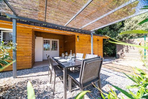 A szálláshely kívülről, Ô chalets de Provence (O chalets de Provence) in Suze La Rousse A szálláshely kívülről, Ô chalets de Provence (O chalets de Provence) in Suze La Rousse