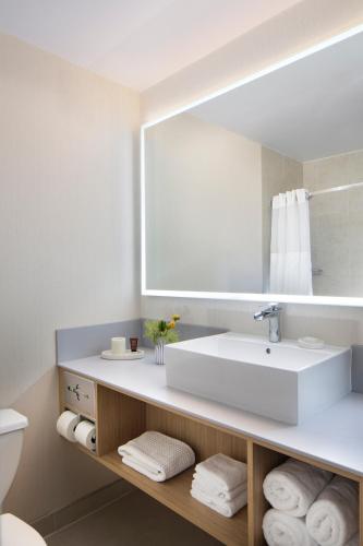 Salle de bain, BEI San Francisco, Trademark Collection by Wyndham in San Francisco (CA) Salle de bain, BEI San Francisco, Trademark Collection by Wyndham in San Francisco (CA)