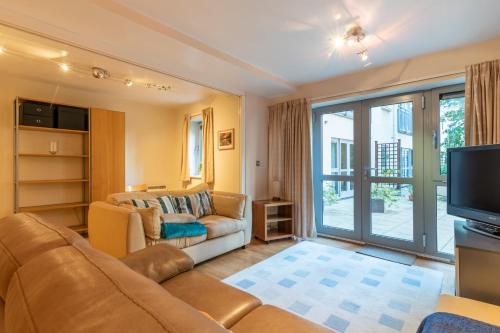 Guestroom, GuestReady - 1BR Flat in City Centre w Terrace in Bristol City Center Guestroom, GuestReady - 1BR Flat in City Centre w Terrace in Bristol City Center