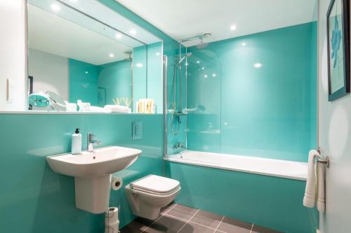Bathroom, GuestReady - 1BR Flat in City Centre w Terrace in Bristol City Center Bathroom, GuestReady - 1BR Flat in City Centre w Terrace in Bristol City Center