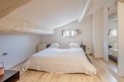 Stunning top floor flat in the heart of Verona