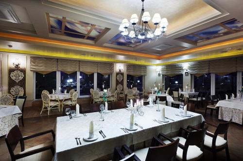Restaurant, Papuga Park Hotel Wellness Marrakesz & SPA in Bielsko-Biala Restaurant, Papuga Park Hotel Wellness Marrakesz & SPA in Bielsko-Biala