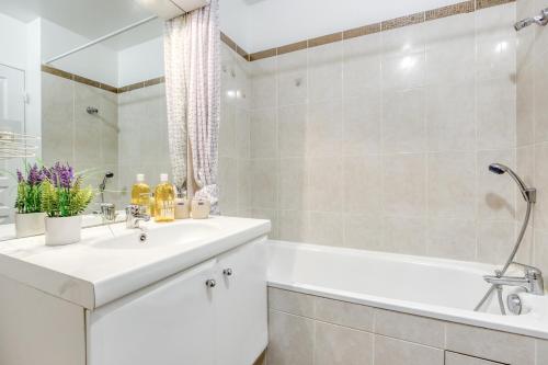 Bathroom, DEPLACEMENT PRO & TOURISME - NETFLIX - WIFI - Easy CHECK-IN in Bourg-la-Reine Bathroom, DEPLACEMENT PRO & TOURISME - NETFLIX - WIFI - Easy CHECK-IN in Bourg-la-Reine