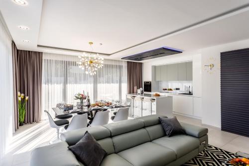 Villa Skyline- near beach and city center with heated pool in โรกอสนิก้า Villa Skyline- near beach and city center with heated pool in โรกอสนิก้า