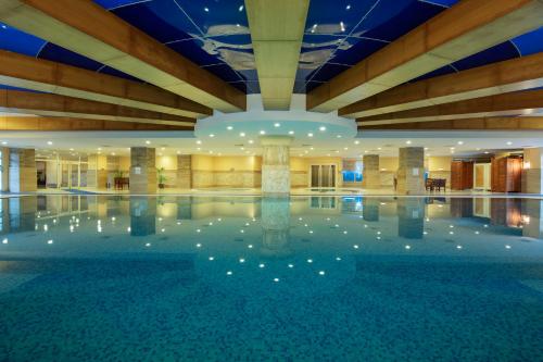 Zwembad, Crystal Admiral Resort Suites & Spa - Ultimate All Inclusive in Manavgat Zwembad, Crystal Admiral Resort Suites & Spa - Ultimate All Inclusive in Manavgat