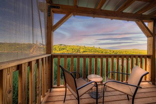 Erkély/terasz, -Pet Friendly- Miners Cabin #5 -Two Double Beds - Private Balcony in Tombstone Erkély/terasz, -Pet Friendly- Miners Cabin #5 -Two Double Beds - Private Balcony in Tombstone