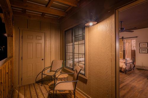 Erkély/terasz, -Pet Friendly- Miners Cabin #5 -Two Double Beds - Private Balcony in Tombstone Erkély/terasz, -Pet Friendly- Miners Cabin #5 -Two Double Beds - Private Balcony in Tombstone