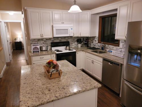 Cocina, Indoor Pool, Firepit, Self Check-in, BBQ, FREE Amenities, KING Bed, Full Kitchen in Clarks Summit Cocina, Indoor Pool, Firepit, Self Check-in, BBQ, FREE Amenities, KING Bed, Full Kitchen in Clarks Summit