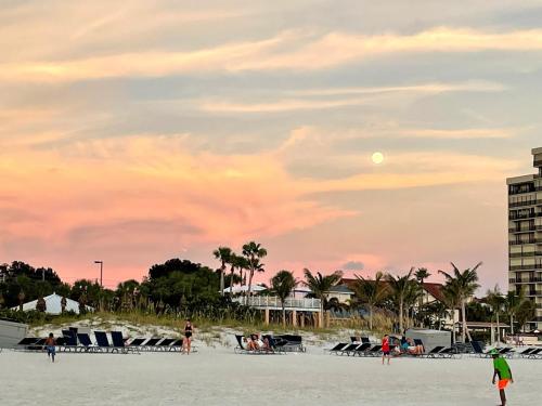 Beachfront Condo Ocean View in St. Pete Beach (Florida) Beachfront Condo Ocean View in St. Pete Beach (Florida)