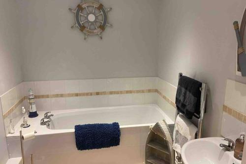Bathroom, Ulverston South Lakes Spacious 3 Bed G/F Apartment in Ulverston Town Bathroom, Ulverston South Lakes Spacious 3 Bed G/F Apartment in Ulverston Town