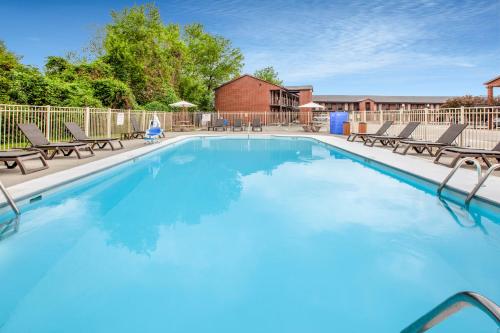 Swimming pool, Super 8 by Wyndham Sandusky in Sandusky (OH) Swimming pool, Super 8 by Wyndham Sandusky in Sandusky (OH)