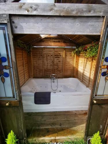 wanna z hydromasażem, Lazy Lodge Glamping Pod with Hot Tub in Portlaoise wanna z hydromasażem, Lazy Lodge Glamping Pod with Hot Tub in Portlaoise