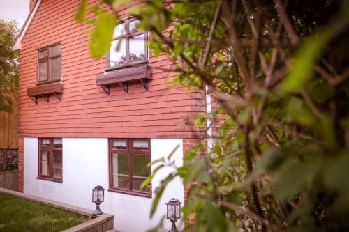 Riverbank Cottage - idyllic riverside country cottage on South Downs in Олфрістон Riverbank Cottage - idyllic riverside country cottage on South Downs in Олфрістон