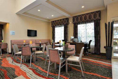 gedeelde lounge/tv-ruimte, Holiday Inn Express Boston/Milford By IHG in Milford gedeelde lounge/tv-ruimte, Holiday Inn Express Boston/Milford By IHG in Milford
