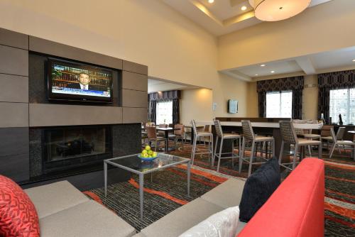 gedeelde lounge/tv-ruimte, Holiday Inn Express Boston/Milford By IHG in Milford gedeelde lounge/tv-ruimte, Holiday Inn Express Boston/Milford By IHG in Milford