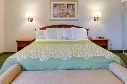 Days Inn & Suites by Wyndham Fullerton in Fullerton (Kalifornia) Days Inn & Suites by Wyndham Fullerton in Fullerton (Kalifornia)