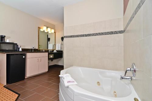 克拉克馬斯套房旅館 (Clackamas Inn and Suites) in 克拉卡瑪斯 (OR) 克拉克馬斯套房旅館 (Clackamas Inn and Suites) in 克拉卡瑪斯 (OR)