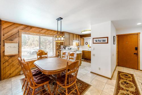 Huntington Lake Condo 92 in Lakeshore (CA) Huntington Lake Condo 92 in Lakeshore (CA)