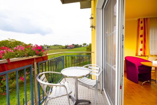 ระเบียง/ชานเรือน, Golf & Thermenland Sonnenpension Fruhstuckshotel Burgauberg Stegersbach in สเตเจอร์สบาช ระเบียง/ชานเรือน, Golf & Thermenland Sonnenpension Fruhstuckshotel Burgauberg Stegersbach in สเตเจอร์สบาช