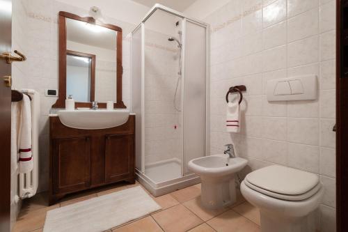 Bathroom, Casa in un'esclusiva zona di Motta di Sotto in Campodolcino Bathroom, Casa in un'esclusiva zona di Motta di Sotto in Campodolcino