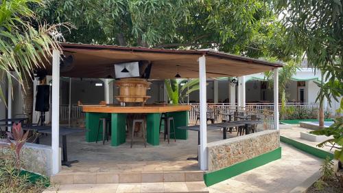 Bar/ Salón, Mountain View Hotel and Bar Restaurant in Cap-Haitien Bar/ Salón, Mountain View Hotel and Bar Restaurant in Cap-Haitien