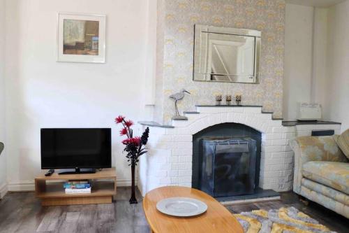 Shared lounge/TV area, Cheerful 2 bedroom residential home - Free parking in Hunslet Carr Shared lounge/TV area, Cheerful 2 bedroom residential home - Free parking in Hunslet Carr