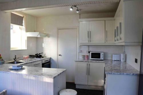 Kitchen, Cheerful 2 bedroom residential home - Free parking in Hunslet Carr Kitchen, Cheerful 2 bedroom residential home - Free parking in Hunslet Carr