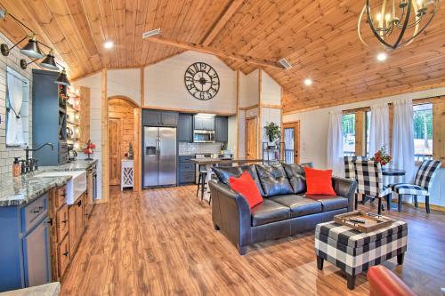 Modern Broken Bow Cabin Large Deck, BBQ and Pergola in De Queen Modern Broken Bow Cabin Large Deck, BBQ and Pergola in De Queen