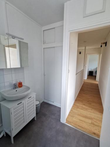 Bathroom, L'IDEAL cosy & cocooning proche de Fontainebleau in Samois-sur-Seine Bathroom, L'IDEAL cosy & cocooning proche de Fontainebleau in Samois-sur-Seine