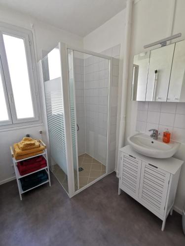 Bathroom, L'IDEAL cosy & cocooning proche de Fontainebleau in Samois-sur-Seine Bathroom, L'IDEAL cosy & cocooning proche de Fontainebleau in Samois-sur-Seine