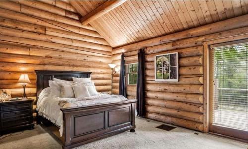 Luxury Log 7bed/6.5bath Cabin: Theater, Game Room, 7 Acres! in ชานเมืองพีเจี้ยน ฟอร์จ Luxury Log 7bed/6.5bath Cabin: Theater, Game Room, 7 Acres! in ชานเมืองพีเจี้ยน ฟอร์จ