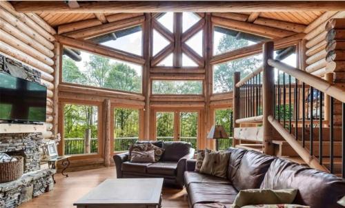 Luxury Log 7bed/6.5bath Cabin: Theater, Game Room, 7 Acres! in ชานเมืองพีเจี้ยน ฟอร์จ Luxury Log 7bed/6.5bath Cabin: Theater, Game Room, 7 Acres! in ชานเมืองพีเจี้ยน ฟอร์จ