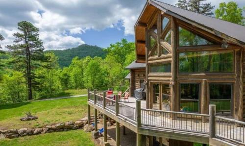 Luxury Log 7bed/6.5bath Cabin: Theater, Game Room, 7 Acres! in ชานเมืองพีเจี้ยน ฟอร์จ Luxury Log 7bed/6.5bath Cabin: Theater, Game Room, 7 Acres! in ชานเมืองพีเจี้ยน ฟอร์จ