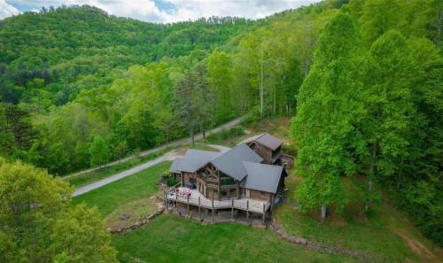 Luxury Log 7bed/6.5bath Cabin: Theater, Game Room, 7 Acres! in ชานเมืองพีเจี้ยน ฟอร์จ Luxury Log 7bed/6.5bath Cabin: Theater, Game Room, 7 Acres! in ชานเมืองพีเจี้ยน ฟอร์จ