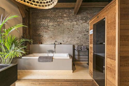 Bathroom, De Zeeuwsche Hoeve in Kerkwerve Bathroom, De Zeeuwsche Hoeve in Kerkwerve