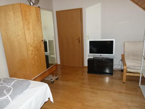 Große 4-5 Zimmer Whg, big living Kitchen, Wlan Smart TV, Hotbird Eutelsat u Astra Satellite TV, A66 in ฟลอร์ไชม์ อัม ไมน์ Große 4-5 Zimmer Whg, big living Kitchen, Wlan Smart TV, Hotbird Eutelsat u Astra Satellite TV, A66 in ฟลอร์ไชม์ อัม ไมน์