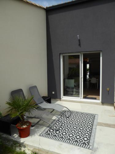 Balcony/terrace, "Studiocaroline44", 2 studios entre la ville et la mer, parking, cuisine, moins de 15min de l'aeropo in Bouaye Balcony/terrace, "Studiocaroline44", 2 studios entre la ville et la mer, parking, cuisine, moins de 15min de l'aeropo in Bouaye
