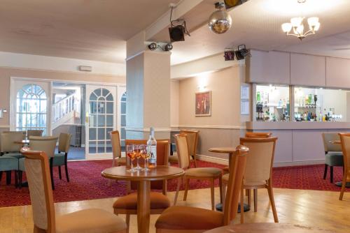 酒吧/高級酒吧, 迪爾庫薩大酒店 - 指南針酒店集團 (Dilkhusa Grand Hotel by Compass Hospitality) in 伊爾弗勒科姆鎮中心 酒吧/高級酒吧, 迪爾庫薩大酒店 - 指南針酒店集團 (Dilkhusa Grand Hotel by Compass Hospitality) in 伊爾弗勒科姆鎮中心