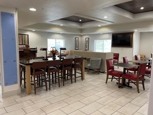 Food and beverages, Holiday Inn Express Hotel & Suites Lewisburg By IHG in Lewisburg (WV) Food and beverages, Holiday Inn Express Hotel & Suites Lewisburg By IHG in Lewisburg (WV)