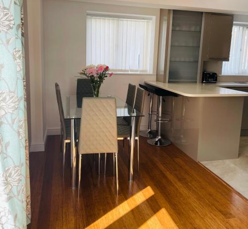 Létesítmények, Sunny Corner, Padstow. Spacious 3 bedrooms, 2.5 bathrooms, parking, garden. in Padstow Városközpont Létesítmények, Sunny Corner, Padstow. Spacious 3 bedrooms, 2.5 bathrooms, parking, garden. in Padstow Városközpont