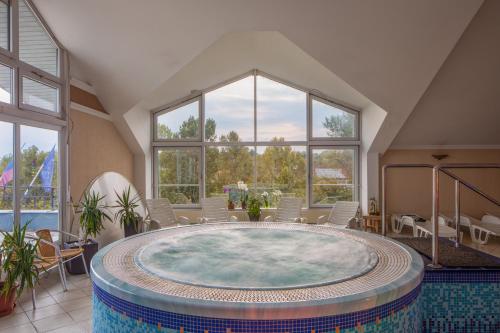 อ่างแช่น้ำร้อน, Kristaly Hotel in เคสเซลี อ่างแช่น้ำร้อน, Kristaly Hotel in เคสเซลี