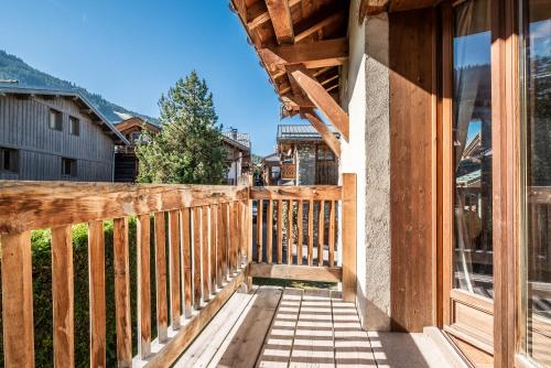 Balcony/terrace, Chalet Chu Lo Dou Le Praz Courchevel - by EMERALD STAY in Le Praz Balcony/terrace, Chalet Chu Lo Dou Le Praz Courchevel - by EMERALD STAY in Le Praz