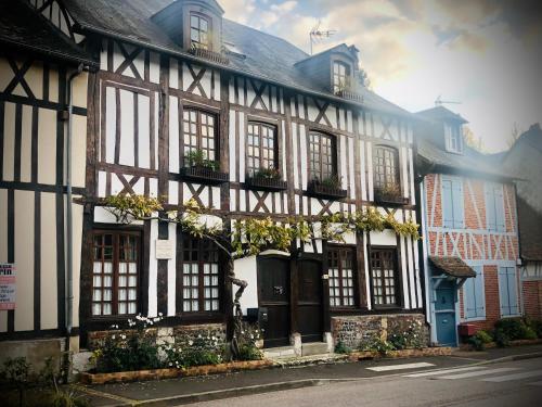 Exterior view, LA GAUDINIERE in Lyons-la-Foret Exterior view, LA GAUDINIERE in Lyons-la-Foret