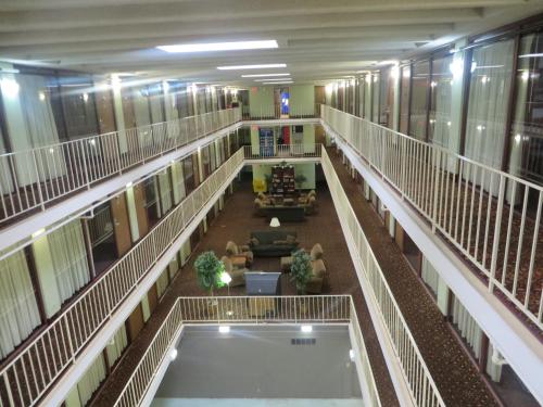 5th Avenue Inn & Suites Hotel
